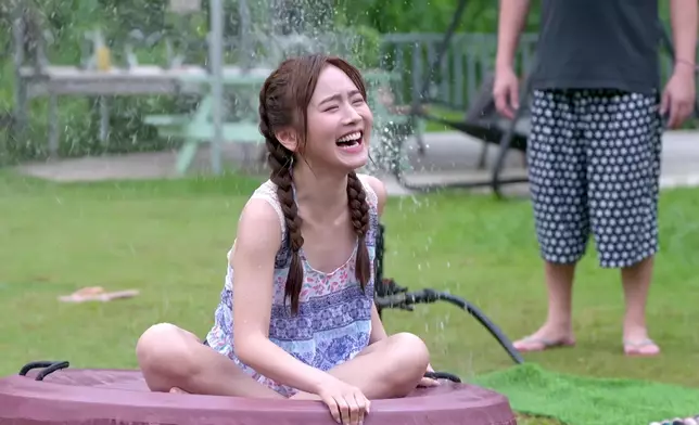 今集女神扯大纜玩到濕晒身。