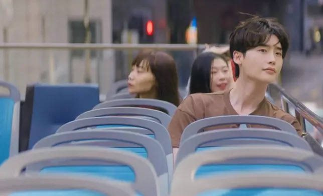 二人乘坐觀光巴士遊覽香港。Disney+提供圖片