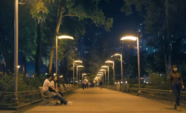 在銅鑼灣維園浪漫談心。Disney+提供圖片