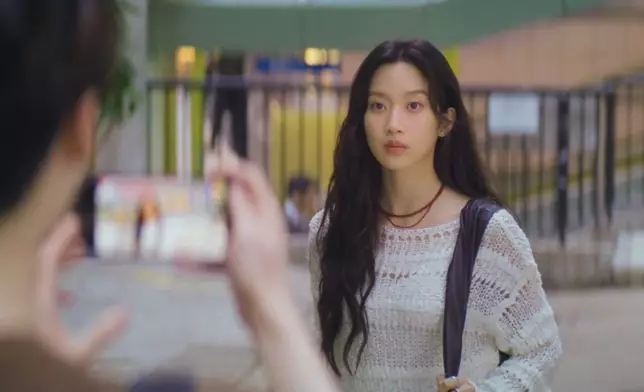 二人的住宿在中環荷李活道。Disney+提供圖片