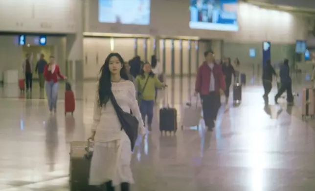 二人乘坐飛往香港同一班航班。Disney+提供圖片