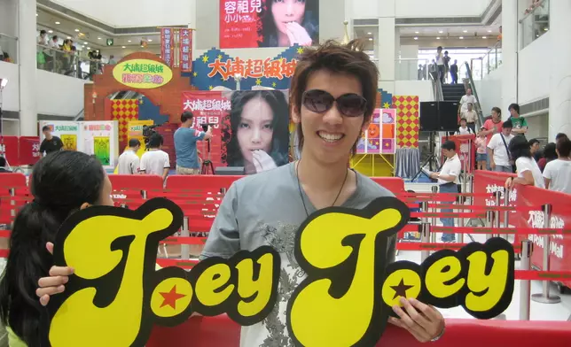 Phil曾經是Joey網上歌迷論壇的版主。