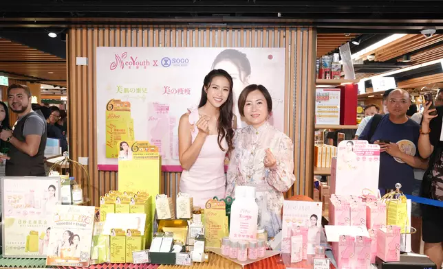 Sara Chan陳嘉莉女士聯同劉穎鏇在美康萊專櫃推介最新產品。