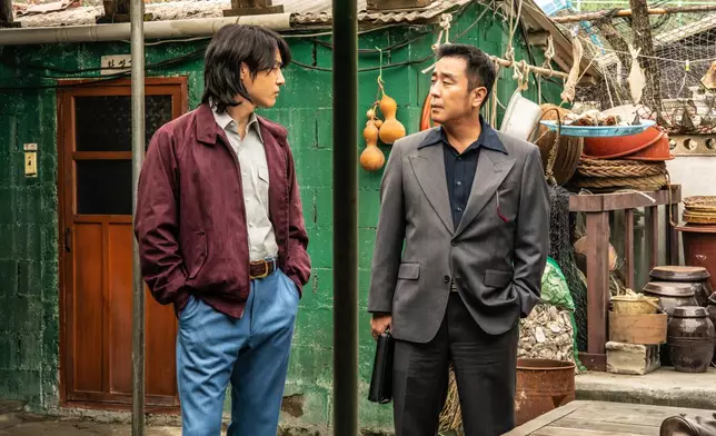 梁世宗在劇中與柳承龍飾演兩叔侄。 Disney＋提供圖片