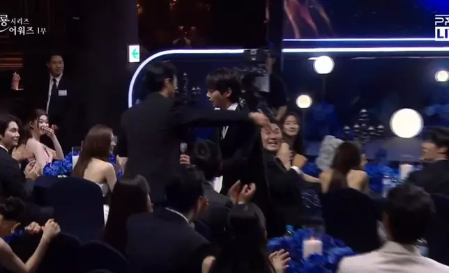 李濬榮在頒獎禮上發生烏龍事件。 網上圖片