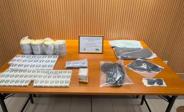 警方反店舖盜竊行動，拘矯裝犯案女竊匪及兩接贜男子。