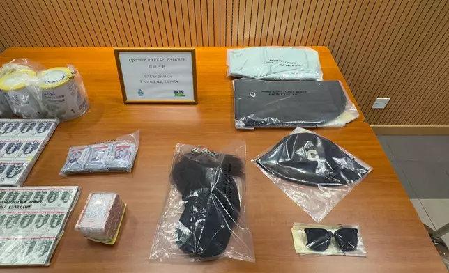 警方反店舖盜竊行動，拘矯裝犯案女竊匪及兩接贜男子。