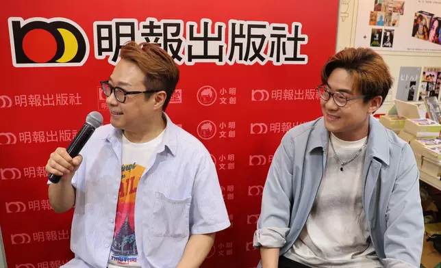 丁文俊及時趕到書展，與羅啟豪一同分享「回憶」。