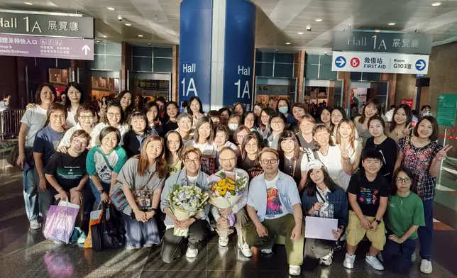 羅啟豪、翟浩然、丁文俊偕一眾「豪殼」在書展大合照。