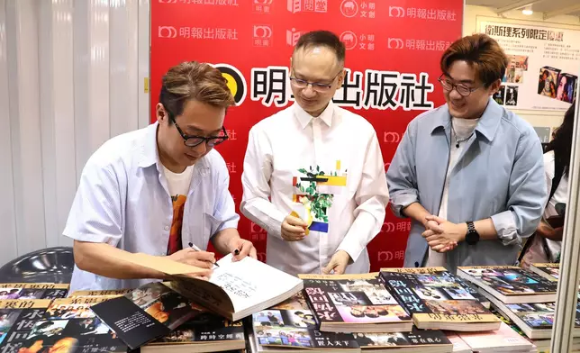 羅啟豪丁文俊為翟浩然新書簽名留念。