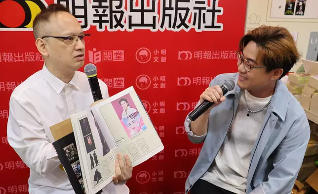 羅啟豪是梅艷芳歌迷，翟浩然正向他展示著作中有關梅姐的文章。