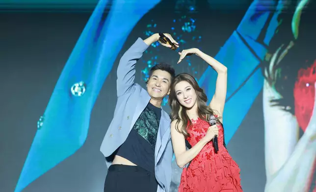 二人合唱《都是你的錯》。