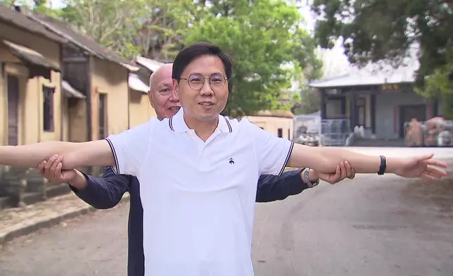 自稱是李小龍「跟班」的武打演員陳福慶，示範李小龍的兩大絕技—「十字鎖」及「偷天換日」！