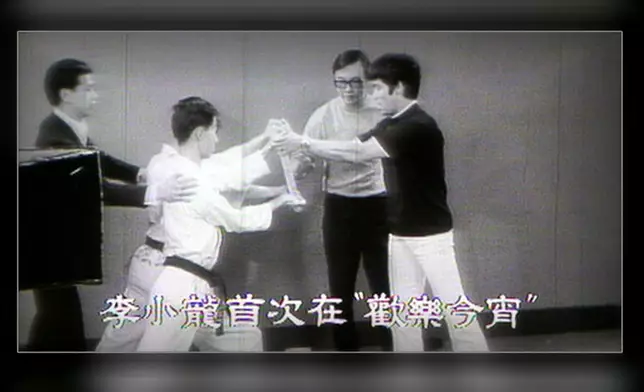 李小龍離世前在《歡樂今宵》示範踢木板及「二指禪」的珍貴片段。