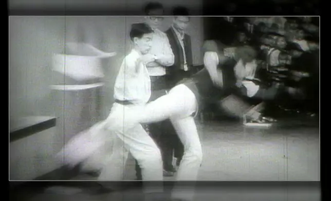 李小龍離世前在《歡樂今宵》示範踢木板及「二指禪」的珍貴片段。