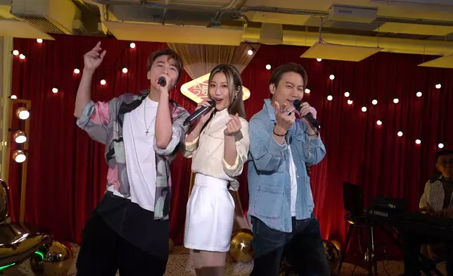 三位主持合唱羅文《激光中》。