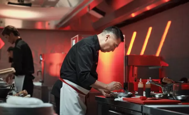 「川菜大師」鄧記（尖沙咀）顧問總廚鄧華東師傅全神貫注烹調菜式，他想透過今次參加「最紅大廚」宣揚川菜「百菜百味」精神。