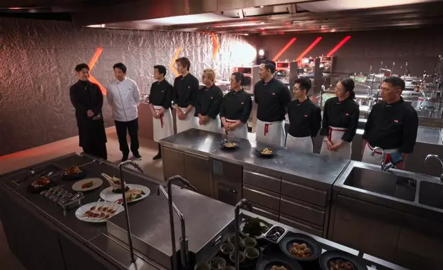 八強大廚在比賽前，逐個煮出拿手菜式，讓韓國星級主廚安成宰及其他參賽者試食，互相交流廚藝。