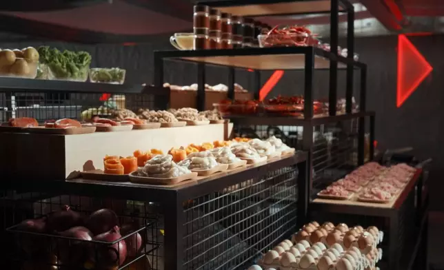 八強大廚需要從場內提供多達50款、形形色色食材中，選出最能展示自身廚藝的食材，在限時30分鐘內煮出一道菜式。