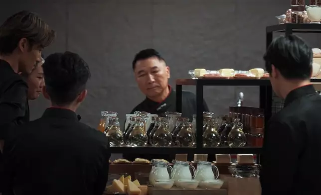 大廚們在「爭分奪料160」挑戰中，一邊構思菜式，一邊揀選食材，考驗臨場他們的臨場反應及執行力。