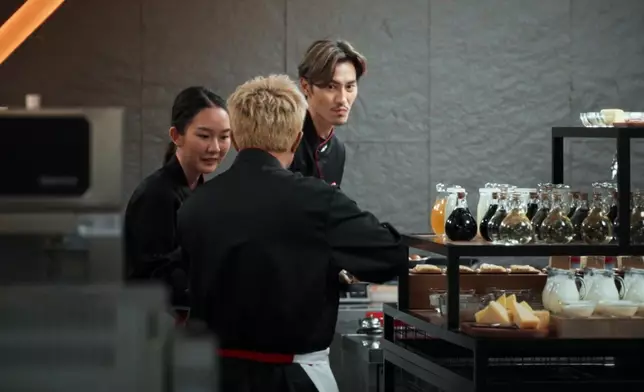 大廚們在「爭分奪料160」挑戰中，一邊構思菜式，一邊揀選食材，考驗臨場他們的臨場反應及執行力。