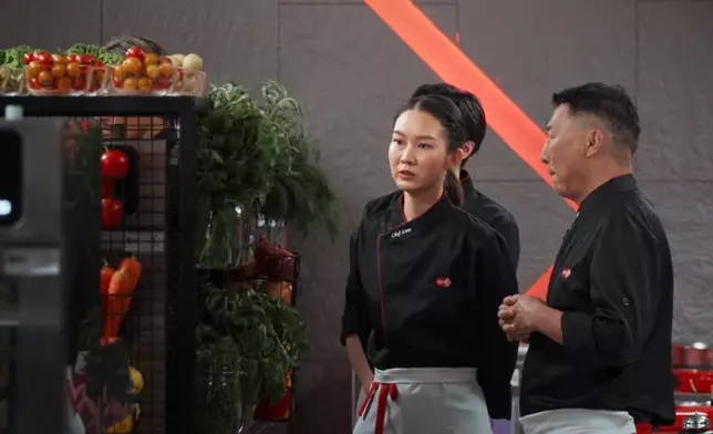 沐瀾行政總廚吳夢林（圖中）及鄧記（尖沙咀）顧問總廚鄧華東（圖右）在「爭分奪料160」中，是八強大廚中較早已構思好烹調什麼菜式。