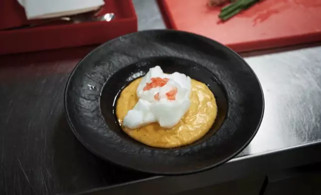 鄧記（尖沙咀）顧問總廚鄧華東師傅於「爭分奪料160」挑戰內，僅以糖和蛋為主要食材，炮製一道看似簡單的川菜甜品「雪花田黃菜」。