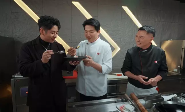 韓國星級主廚安成宰（圖中）與主持許廷鏗（圖左）在試食鄧記（尖沙咀）顧問總廚鄧華東師傅製作川菜甜品「雪花田黃菜」，均露出相當回味的表情。