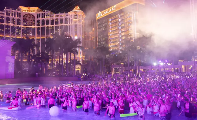 在總面積超過75,000平方米的天浪淘園，搖滾與電音交織，賓客們躍進全球最大的空中衝浪池，享受水花四
   濺的快感與音樂的震撼衝擊。