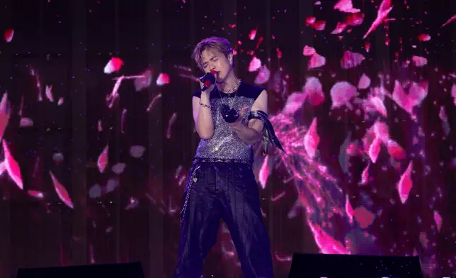 香港樂壇天王張敬軒驚喜登場，一連獻唱5首經典歌曲，包括《酷愛》、《櫻花樹下》等，將現場氣氛推至頂峰。