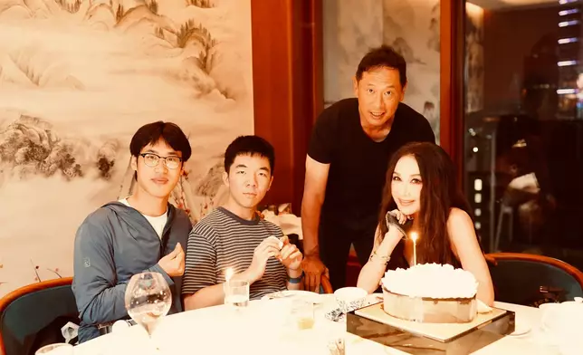溫碧霞與老公Kenny、兒子Xavier、助手一齊晚飯食生日蛋糕。