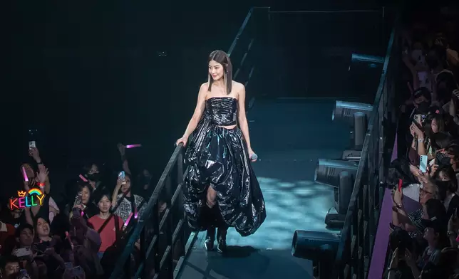 Kelly特別換上一襲黑色定制「垃圾膠袋」晚裝隆重歡迎家輝。