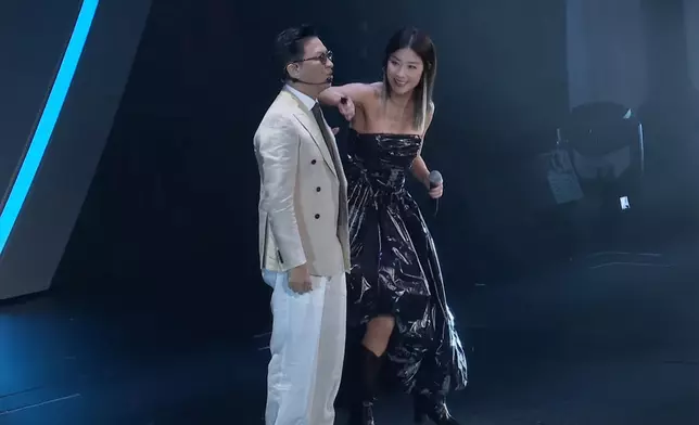 二人合唱經典歌曲《眼睛想旅行》。