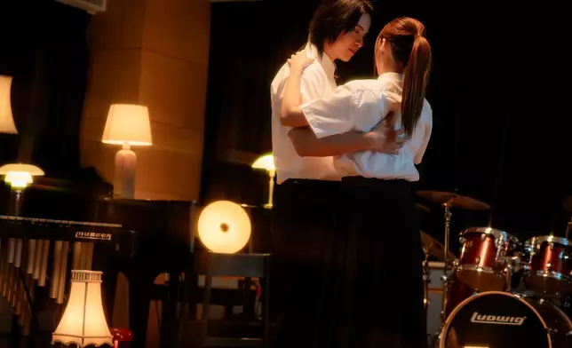 Sam有幾埸戲是要和女主角一起跳社交舞，坦言今次演出上都有點難道。