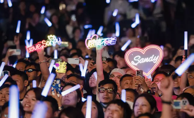 首場演出儘管颱風「韋帕」逼近，仍無阻樂迷熱情，全場爆滿。