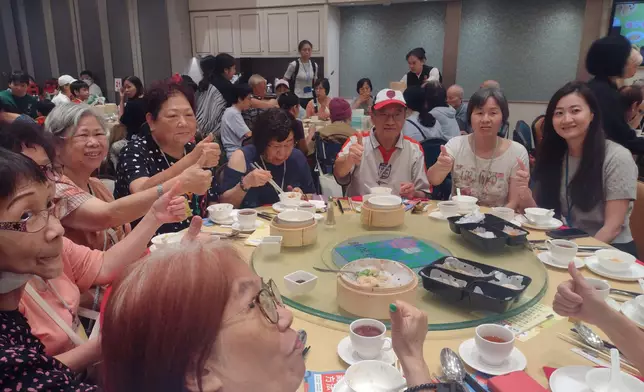 由2025年 8月1日至31日，顧客凡出示長者咭、樂悠咭或長者八達通，於全線美心皇宮及荃灣八月花惠顧「軟心膳」點心拼盤（限量500份）、及於15間指定美心快餐店惠顧午市及晚市「軟心膳」香草雞鎚飯或瑞士雞翼飯（限量1,000份），可享半價優惠。巴士的報記者攝