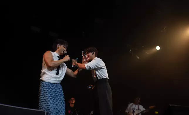 Aska與Andy合唱。