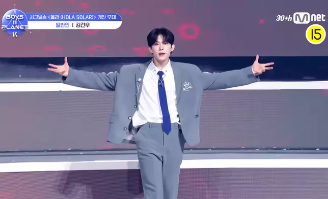 金虔佑擔任節目主題曲《HOLA SOLAR》韓國版Center。影片截圖