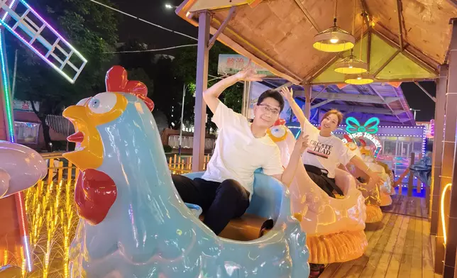 在順德遊樂場遊玩。
