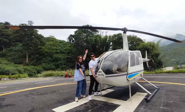 在茂名搭直升機。