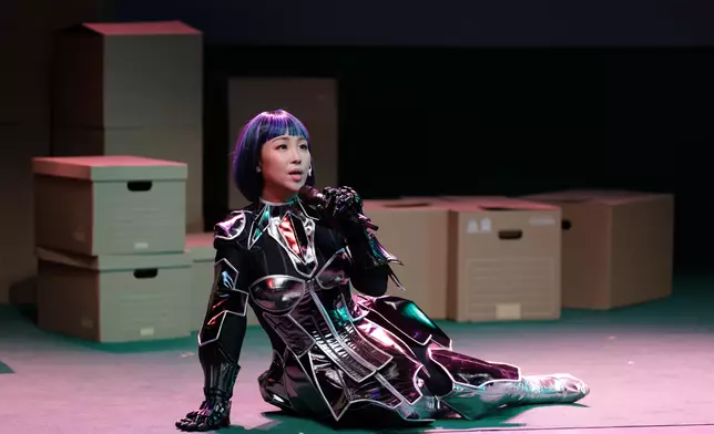 蝦頭（楊詩敏）身兼文本創作及主演的舞台劇《難道手機冇電才去愛?!》，近日於灣仔壽臣劇院熱烈公演。