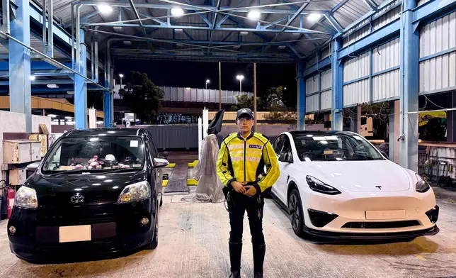 黃嘉穎展示被扣車輛。