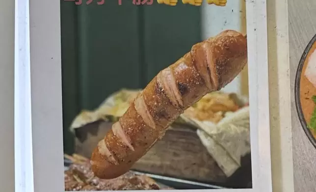 網民分享位於尖沙咀一間小店餐牌上的爆笑英文譯名。threads 圖片