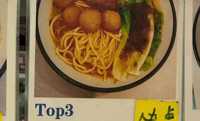 網民分享位於尖沙咀一間小店餐牌上的爆笑英文譯名。threads 圖片