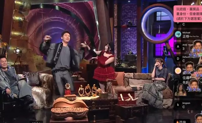 GM又跳又扮貓叫呼應Rika。