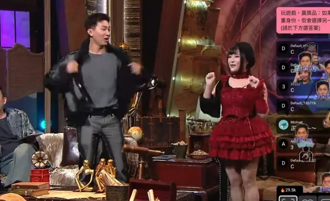 GM又跳又扮貓叫呼應Rika。