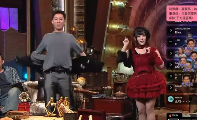 GM又跳又扮貓叫呼應Rika。