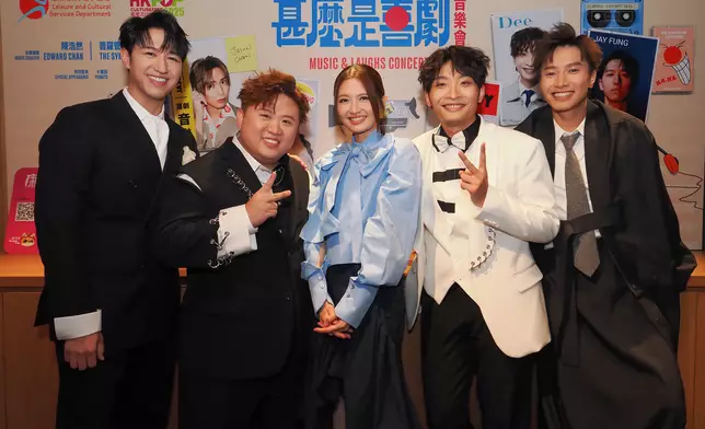 左起：馮允謙（Jay Fung）、梁業（Fatboy@ERROR）、黃妍（Cath）、何啟華（Dee@ERROR）、陳柏宇（Jason）在《甚麼是喜劇》音樂會中傾力演出。