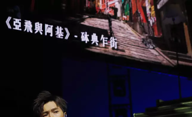 Jason演唱《漂流木》時向香港電影人致敬。