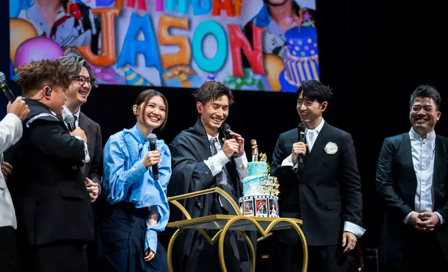 一眾歌手在台上為Jason提早慶生。